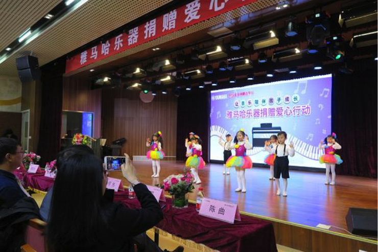 音乐之声暖寒冬 人生就是博乐器捐赠爱心行动走进中国儿童中心艺术宫