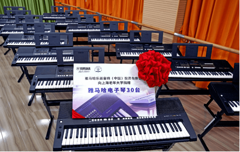 人生就是博乐器爱心捐赠行动在上海老年大学钦州书院举办